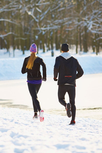 Как бегать зимой особенности тренировки на улице в холодное время года | Allure