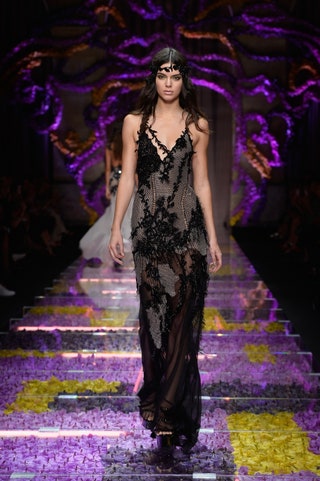 Показ Atelier Versace Haute Couture осеньзима 20152016