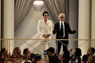 Карл Лагерфельд и Кендалл Дженнер на шоу Chanel Haute Couture осеньзима 20152016