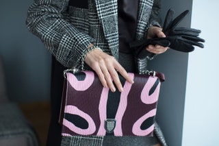 laquoНа чернобелом фоне абстрактный принт сумки созданный Рафом Симонсом для Dior выглядит особенно выигрышноraquo.