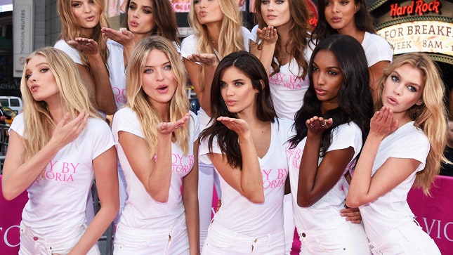 НьюЙорк НьюЙорк «ангелы» Victorias Secret представили новую коллекцию на Таймссквер