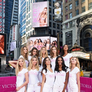 Нью-Йорк, Нью-Йорк: «ангелы» Victoria’s Secret представили новую коллекцию на Таймс-сквер