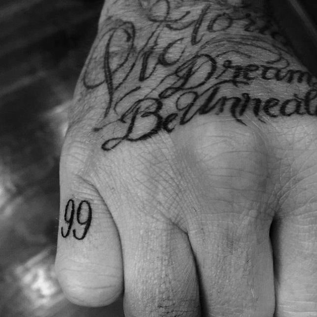 Дэвид Бекхэм фото татуировки в честь Виктории Бекхэм