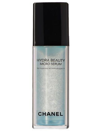 Увлажняющая сыворотка Chanel Hydra Beauty Micro Srum 5847 руб. Средство впитается за пару минут а наслаждаться эффектом...
