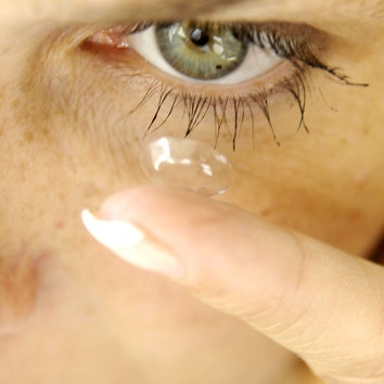 10 плюсов и минусов, которые знакомы каждому, кто носит контактные линзы