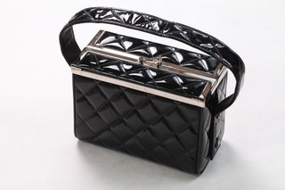 Стеганая сумочка из лакированой кожи Chanel цена по запросу