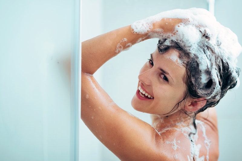 Как мыть волосы реже шампуни кондиционеры средства для ухода | Allure