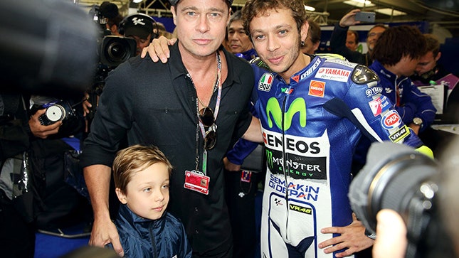 Брэд Питт с сыном Ноксом на мотогонках MotoGP British Grand Prix