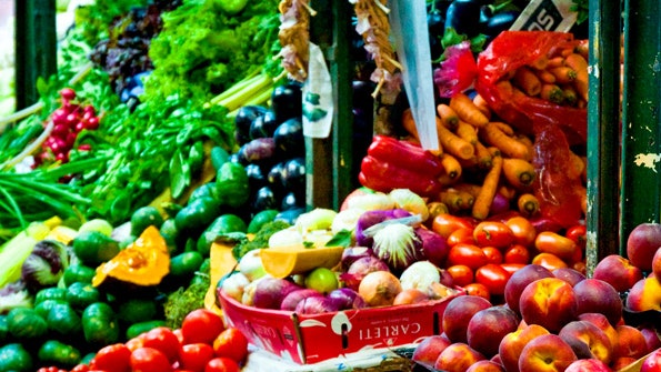 Как выбирать продукты на рынке советы Максима Ливси основателя Ferma at Home | Allure