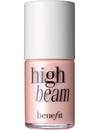 Хайлайтер High Beam Benefit. Этот хайлайтер легко справляется и с другой задачей  наносите его на веки в качестве основы...