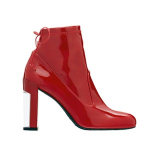 Ботильоны из лакированной кожи 34thinsp500 руб. Stuart Weitzman.