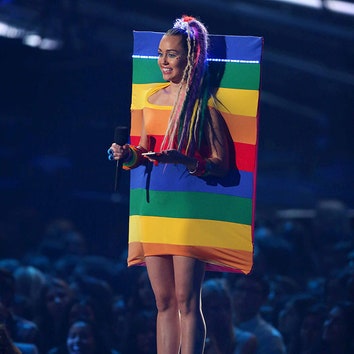 Девочка-скандал: одиннадцать феерических образов Майли Сайрус на MTV VMA 2015