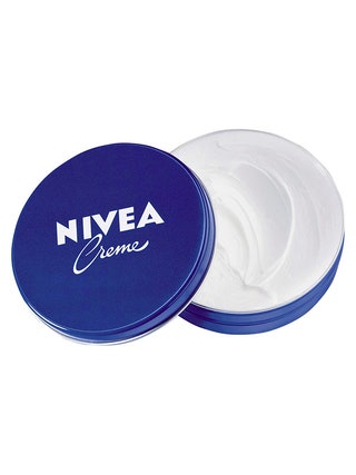 Увлажняющий крем Nivea. Синюю круглую банку все помнят с детства. Она была у наших мам бабушек соседок и подруг....