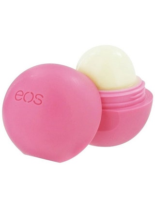 Бальзам для губ EOS. После того как Ким Кардашьян выложила в своем Instagram селфи с этим бальзамом в руках он попросту...