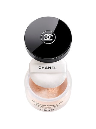 Рассыпчатая пудра Chanel poudre universelle libre. Абсолютно матовый кукольный эффект давно не в моде. А легкая вуаль и...