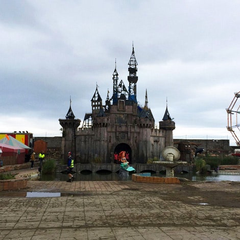 Dismaland: мрачный «Диснейленд» стрит-арт-художника Бэнкси