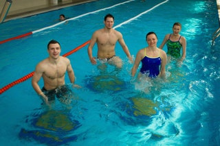 Инструкторы направления водных программ федеральной сети фитнесклубов XFit во время тренировки Aqua Jump