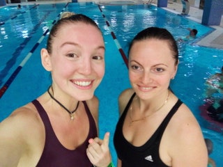 Редактор Glamour Айна Магомедова и тренер Марина Архангельская после тренировки Aqua Jump