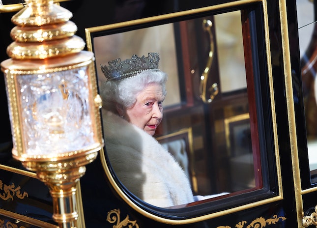 Фото королевы Елизаветы II на церемонии открытия парламента Великобритании | Glamour