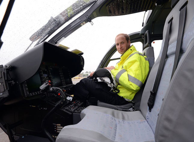 Спешит на помощь принц Уильям стал пилотом вертолета скорой помощи