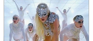 2011 Леди Гага вспомнила Thriller Майкла Джексона и вернула в моду ломаную зомбиплас­тику в видео Bad Romance.