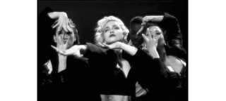 1991 Культовый клип Мадонны Vogue ввел в моду одно­именный «ручной» танец.