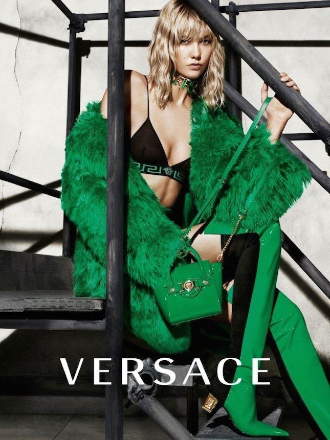 На контрастах Карли Клосс для Versace осеньзима 20152016