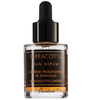 Сыворотка для лица и ­тела про­дле­вающая загар Terracotta Sun Serum 1750 руб. Guerlain.