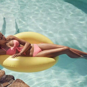Ни дня без солнца: Жозефин Скривер представила коллекцию купальников H&M лето 2015