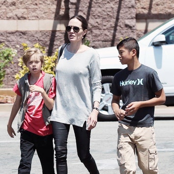 Дела семейные: Анджелина Джоли и Брэд Питт с детьми на шопинге в Калифорнии