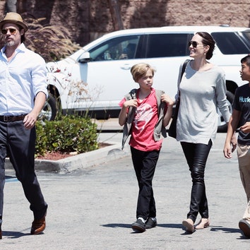 Дела семейные: Анджелина Джоли и Брэд Питт с детьми на шопинге в Калифорнии