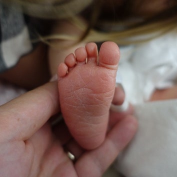 Семейные хроники: новые фото новорожденной дочери Миллы Йовович