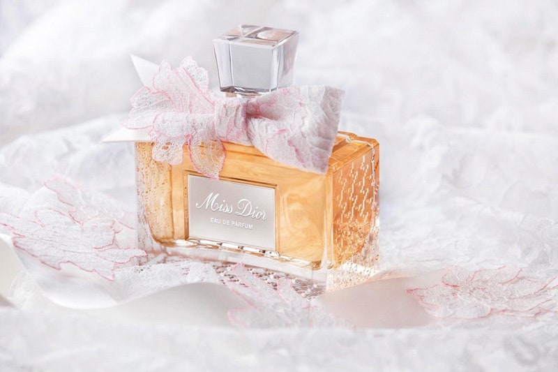 Miss Dior Edition dException предлагается эксклюзивно в некоторых международных точках продажи.