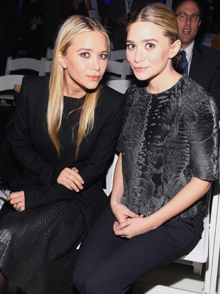 МэриКейт и Эшли Олсен на мероприятии Jcpenney Launch Event в НьюЙорке 25 января 2012 года.