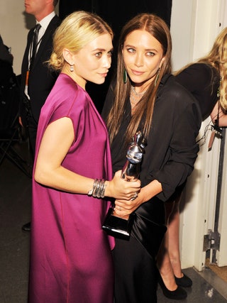 МэриКейт и Эшли Олсен на вручении наград 2012 CFDA Fashion Awards в НьюЙорке 4 июня 2012 года.