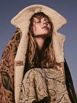 Дубленка из овчины 297 700 руб. шелковое платье 95 500 руб. все Burberry.