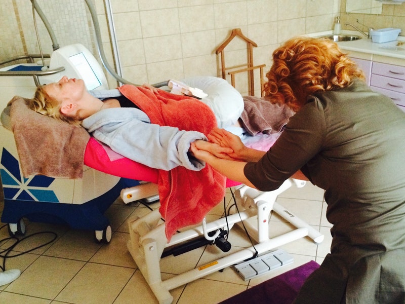 Во время процедуры СПАтерапевт Наталья Вжесневская делала Ирине расслабляющий массаж ног и рук