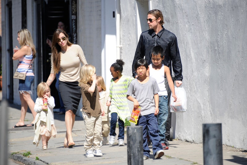 Анджелина Джоли и Брэд Питт хотят усыновить еще одного ребенка | Allure