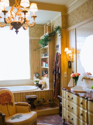 В хозяйской ванной декорированной в стиле кантри тоже хочется поселиться — уют придают и панели на стенах и...