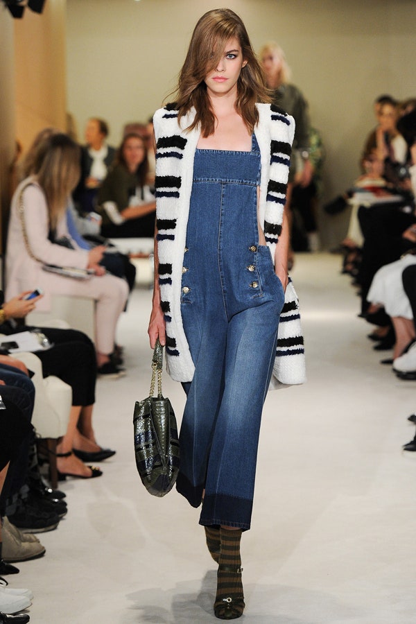 Модный деним джинсы приталенные джинсовки платья комбинезоны и костюмы | Allure