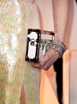 Николь Кидман в браслете Harry Winston Diamonds с клатчем Louis Vuitton