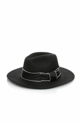 Шляпа из шерсти 9300 руб.  Каrl Lagerfeld