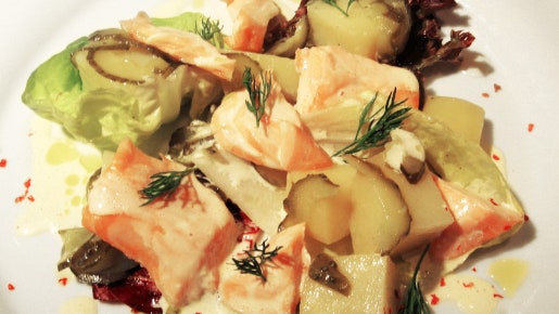 Салат с лососем на пару рецепт от шефповара ресторана Cantinetta Antinori Мауро Панебьянко | Allure