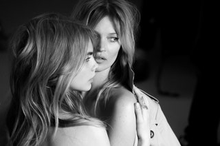 Кара Делевинь и Кейт Мосс в рекламной кампании аромата My Burberry