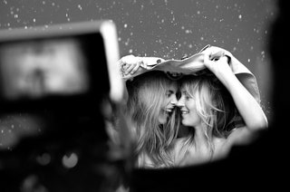 Кара Делевинь и Кейт Мосс в рекламной кампании аромата My Burberry