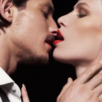 Забудьте все, что вы знали о поцелуях: видео-провокация в рекламе помады Tom Ford