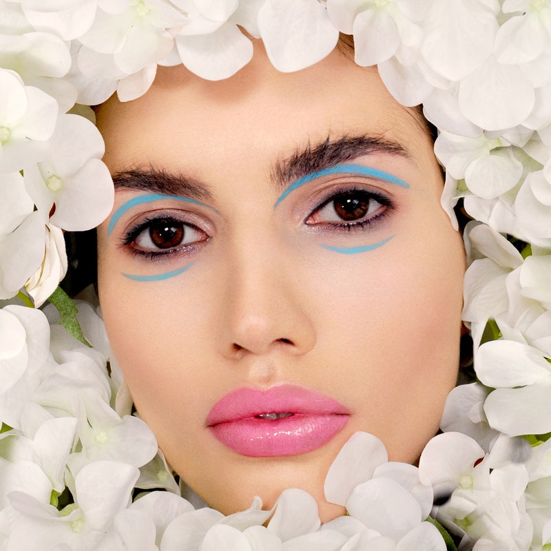 Весенний макияж пудровые тени двойные стрелки помада и блеск натуральных оттенков | Allure