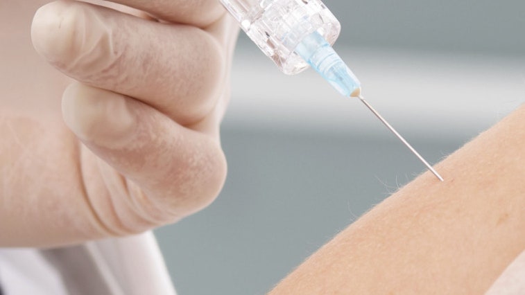 Какие прививки нужно делать осенью вакцинирование от гриппа и клещевого энцефалита | Allure