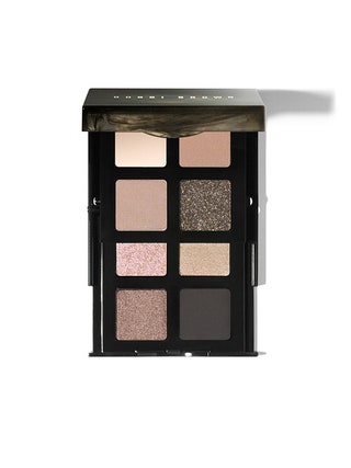 Палитра Smokey Nudes Eye Palette предварительная цена — 4400 рублей. Bobbi Brown решили что в этом сезоне смоки должны...
