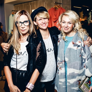 #яибал: Ника Белоцерковская и Жанна Б. представили осеннюю коллекцию футболок и плюшевых костюмов
